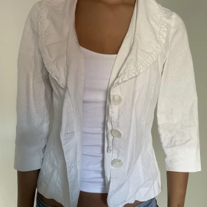 Vit kavaj - TRYCK INTE PÅ KÖP DIREKT Så fin vit kavaj, går att ha öppen att stängd