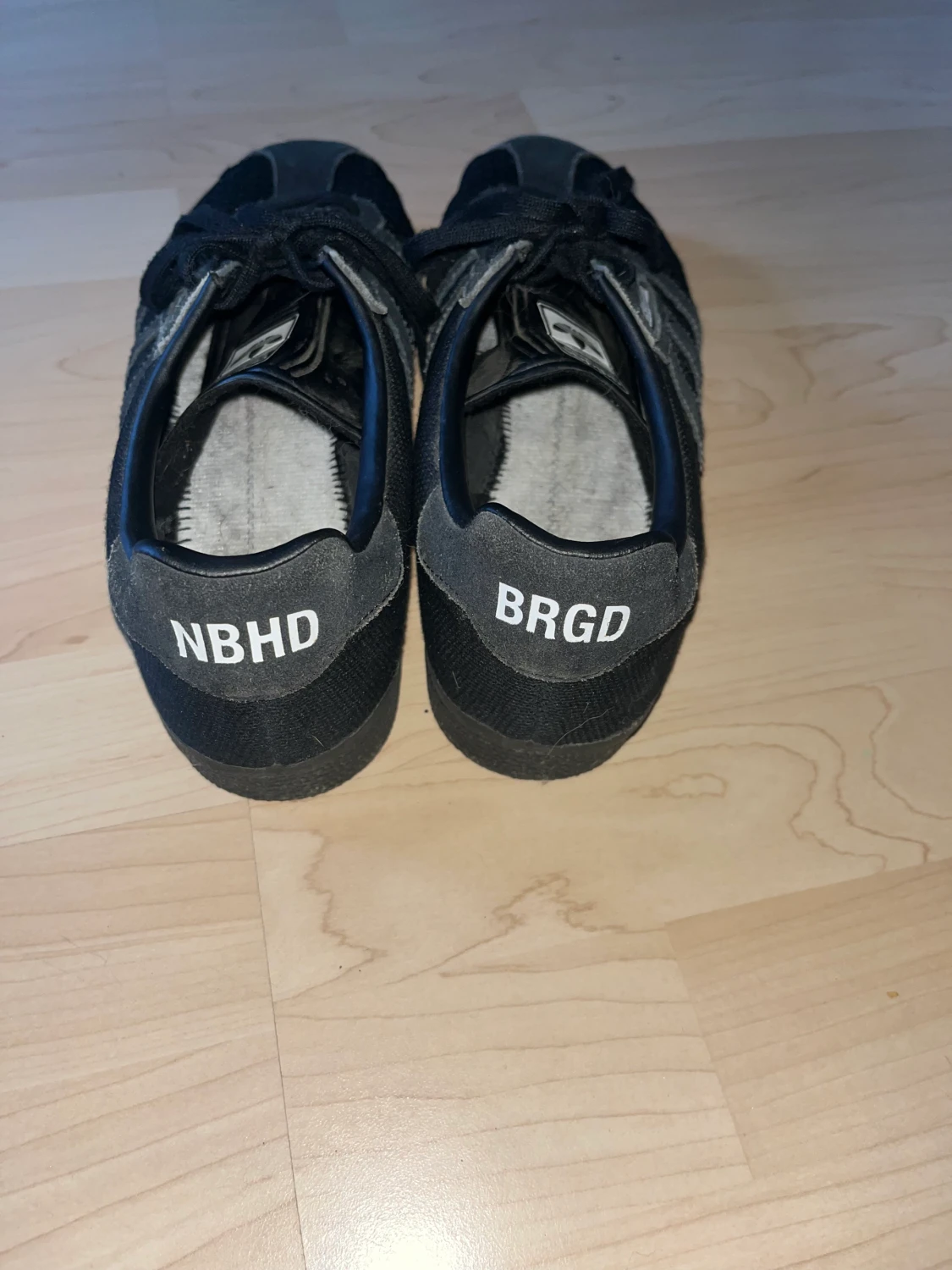 Adidas x neighborhood Gezelle star Svart