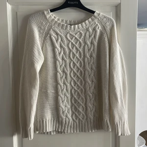 Stickad tröja  - Vit stickad tröja som är använd men fortfarande i mycket gott skick 