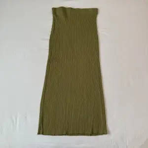 Så fin kjol från Zara! Jag har den lågmidjad och är 164cm! superfin och strechig material💚