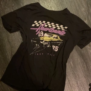 T-shirt  - Svart t-shirt med tryck ”heartbeat”