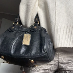Marc jacobs väska! - Säljer min älskade marc väska! omöjlig att få tag på och den har inga defekter alls! skriv om du har frågor eller för fler bilder💕💌så fin till hösten! band och dustbag finns❤️