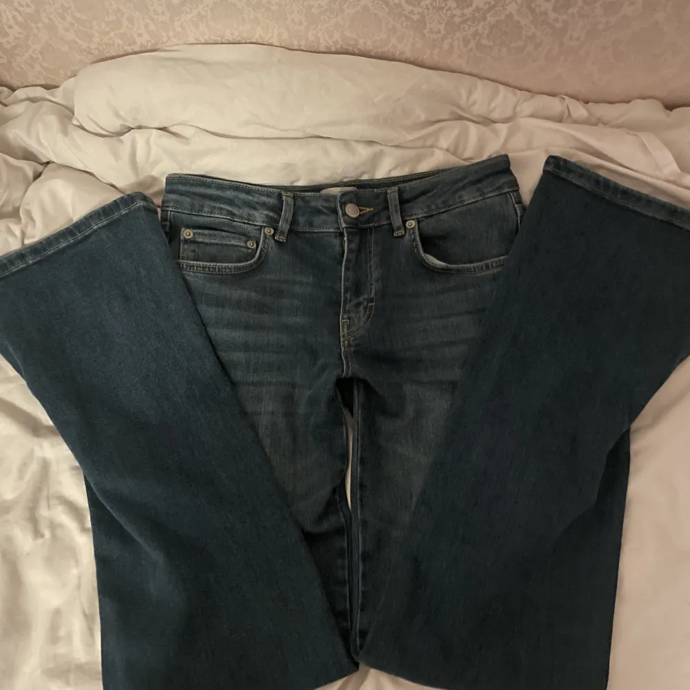 super snygga lågmidjade jeans! Jättefina bakfickor dessutom 🥰 inga defekter helt nyköpt för 400kr men SÄLJER för 300kr ❤️ ‼️tryck ej på köp nu‼️. Jeans & Byxor.
