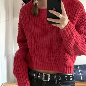 Tröja - Röd skön stickad tröja i en lite kortare modell ❤️❤️passar XS, S och M 🍂🕯️🌰🫶🏻🧶Säljer många fler stickade tröjor, kolla gärna in min profil 💖