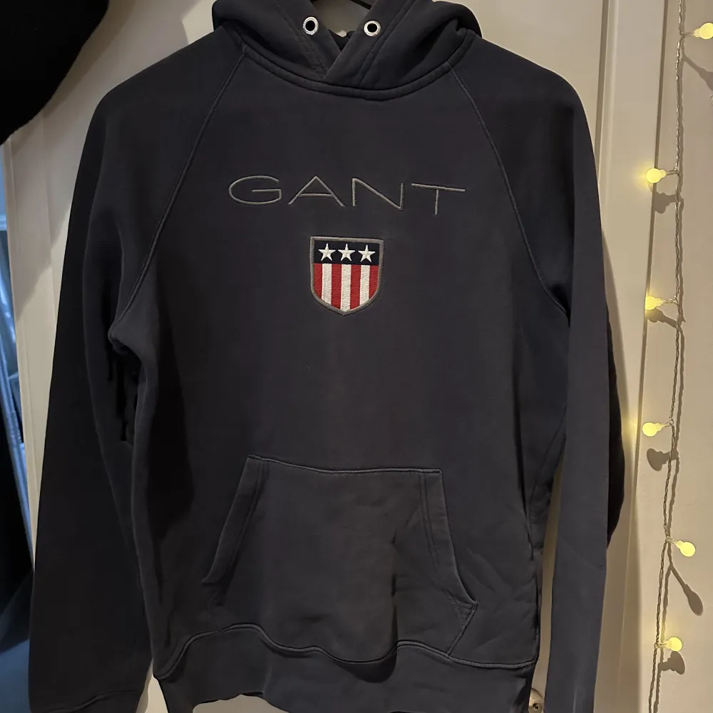 💙Marinblå Gant hoodie i storlek M.. Hoodies.