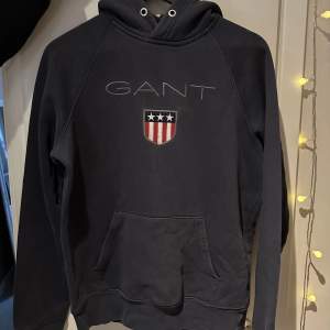 💙Marinblå Gant hoodie i storlek M.