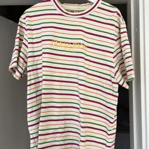 Limiterad t-shirt från Guess i samarbete med Sean Wotherspoon. Släpptes endast i små upplagor i Farmers Market pop-up stores i London och Paris 2018.   Väldigt sällsynt. Skick: 8/10