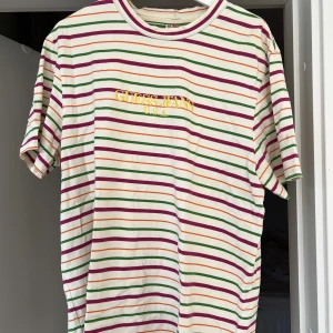 Guess x Sean Wotherspoon T-Shirt - Limiterad t-shirt från Guess i samarbete med Sean Wotherspoon. Släpptes endast i små upplagor i Farmers Market pop-up stores i London och Paris 2018.   Väldigt sällsynt. Skick: 8/10