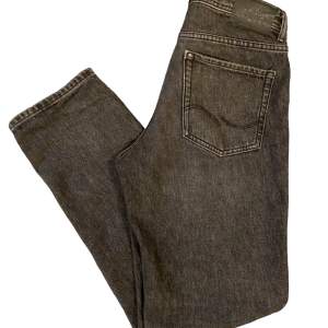 Jack & Jones jeans i modellen ”Regular Clark”. De är i storlek 164 men passar fån 160 till 170. De är i ett gott skick.