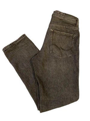 Jack & Jones jeans - Jack & Jones jeans i modellen ”Regular Clark”. De är i storlek 164 men passar fån 160 till 170. De är i ett gott skick.