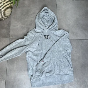 Nfl hoodie - Säljer pga att jag inte använder, jättefint material och skön. 