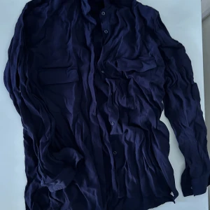 Blus från Zara  - Behöver strykas, förövrigt i gott skick. Passar storlek S.