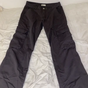 Gråa Gina tricot cargo pants - Köpte cargo byxorna från Gina men dem va tyvärr för små. Helt oanvända förutom vid prövning. Köpta för 499 säljer för 375