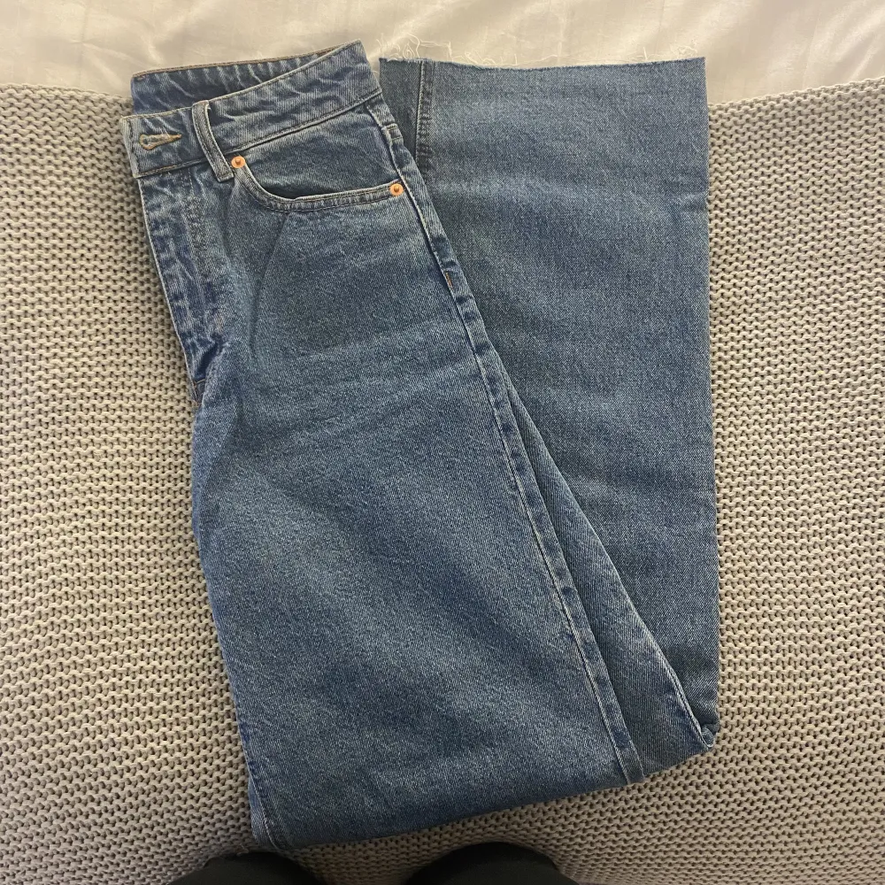 Wide jeans från H&M. Hög midja. Blå, mot lite mörkare blå. Väldigt bra skick. Storlek 36.. Jeans & Byxor.