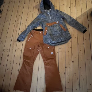 Skidställ 🎿 ⛷  - Supercoolt skidställ/snowboardställ  från wearcolour. Endast använt ca 3 gånger. Skulle säga att storleken passar både S och M🎿 ⛷ 💕💕 Endast jackan: 400kr Endast byxor: 500kr  ‼️ Pris kan diskuteras ‼️ 