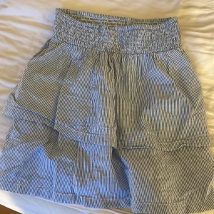 Kjol  - Blå-randig kjol från hm som även är snygg som en topp❤️‍🔥❤️‍🔥🤩🤩 aldrig använd!