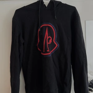 Moncler Hoddie - Strl S Unisex Använd fåtal gånger. Billigare vid snabb affär