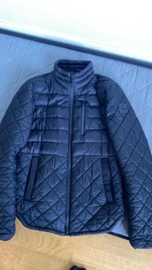 Moose knuckles  - Helt ny jacka använd två gånger köpte den föra månad helt äkta inget fel eller skador tack mvh 