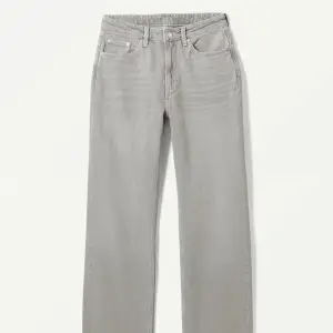 Jättefina jeans från weekday! Modellen heter voyage och är rak i benen🪩 Jeansen är sparsamt använda och därmed i väldigt bra skick! 
