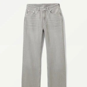 Weekday Voyage - Jättefina jeans från weekday! Modellen heter voyage och är rak i benen🪩 Jeansen är sparsamt använda och därmed i väldigt bra skick! 