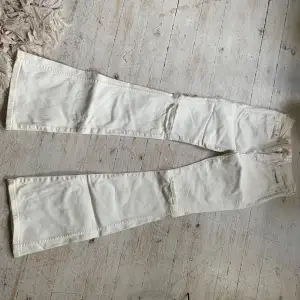 Vita jeans från hm i modellen flare/utsvängda med mellanhög midja och hål på knäna. Sjukt snygg passform och bakfickor som lyfter röven.