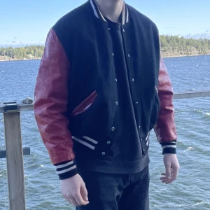 Baseball jacka - Supersnygg baseballjacka, väl använd med fortfarande i fint skick! Modellen på bilden är 185 cm, passar även mig som är 164 med oversized fit. Skriv privat om du har frågor! :)