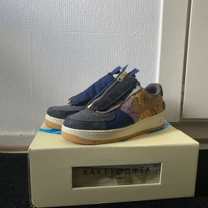 Air force one travis scott - Skick 9/10 Använda 3-5 gånger i fint väder Kvitto finns Nypris: Ca 5800 PRIS KAN DISKUTERAS 