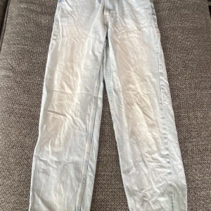Bershka jeans strl 34 - Storlek eu34. Varsamt använda jeans. Kan skickas 