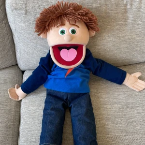 Buktalardocka! - En buktalardocka i nyskick. Han heter billy men du får kalla han precis vad du vill! han har mest bara suttit på en hylla, så varför inte säljas? Han är 2 år gammal men har använd den typ 2-3 gånger i typ 10 min. Hör gärna av dig om du är intresserad!