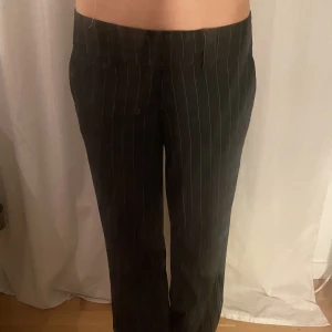 Lågmidjade kostymbyxor - Superfina lågmidjade kostymbyxor från Vero Moda🫶❤️