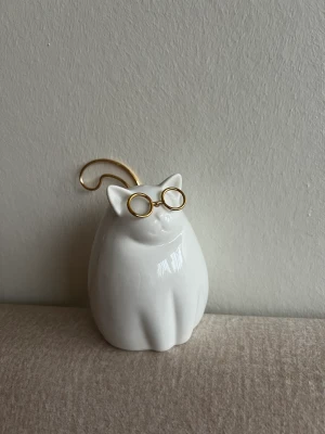 Inredning  - Söt figur i form av katt med guld glasögon och svans. Den är ca 10-11cm i kroppen och med svans 15cm. Nyskick 