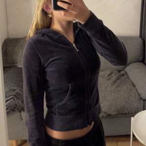 Säljer denna juicy tröjan i mörkblå då den inte längre kommer till användning, det är den gamla modellen men knappt använd därför i väldigt bra skick ❣️storlek S men passar mig jättebra som är en xs/s