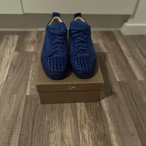Christian Louboutin - Hej! Säljer mina loubs, använt de 2 gånger. Storlek 43. Nya taggar ingår. 