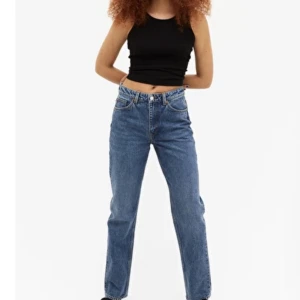 Blåa jeans - Blåa jeans från Monki, osäker på modell men de är raka och inte så vida- skitsnyggt som oversized om man har en mindre storlek💞