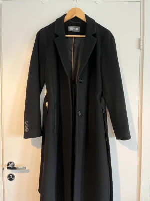 Ullkappa/rock från Esprit - Kappa/rock från Esprit. Svart. 71% ull. Knappt använd så den är hel och ren. Jag är ca 168 cm lång och på mig går den en bit nedanför knäna.   Mvh Ingrid 