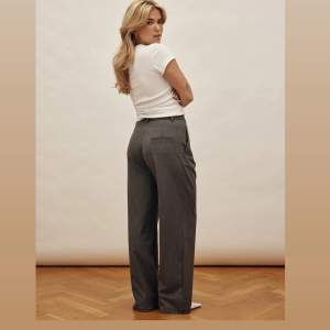 Matilda Djerf Avenue kostymbyxa: Favourite Pants Grey i storlek xxs men passar även xs (och liten s) pga oversize.  Helt nya oanvända.  Nypris 1499kr