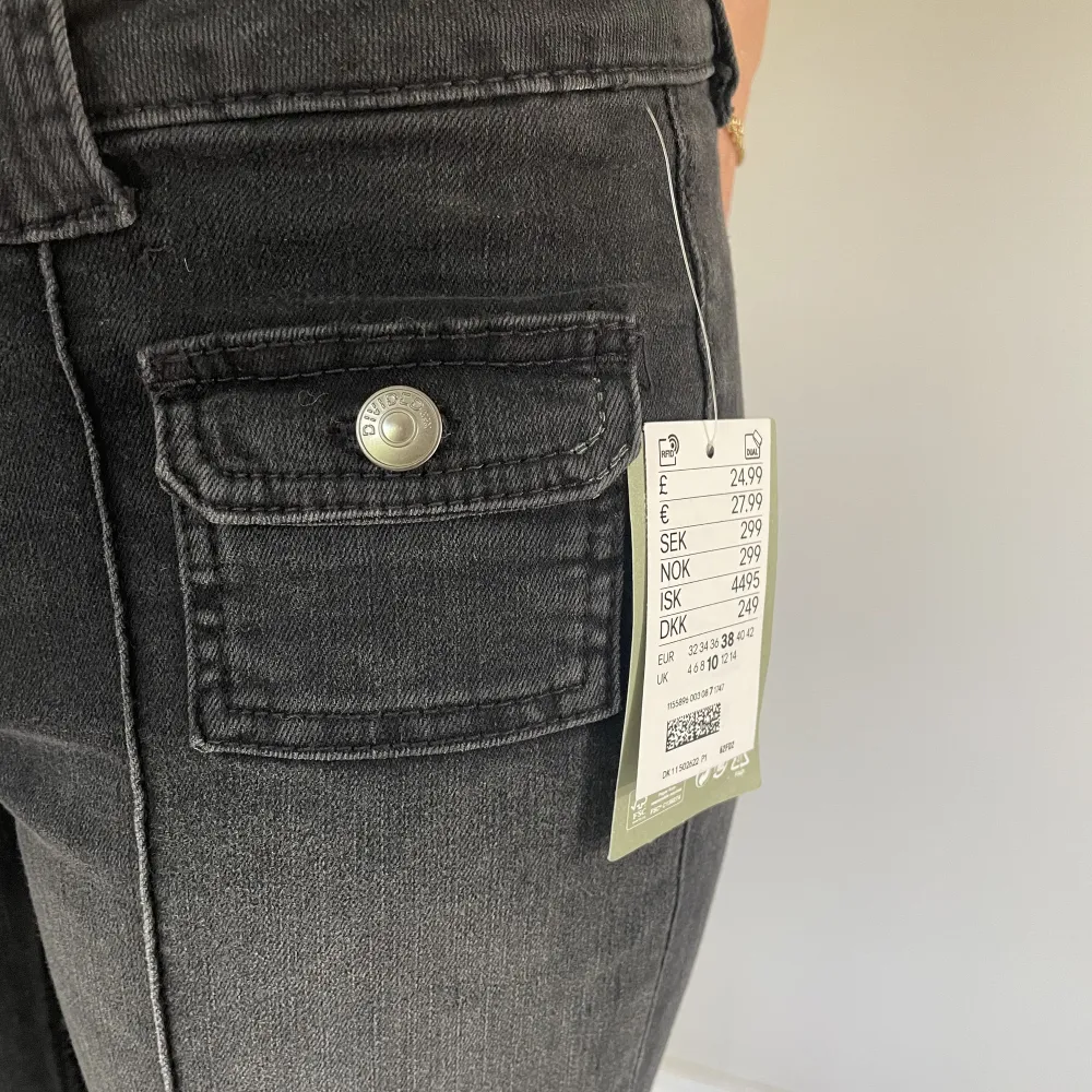 Svarta lågmidjade jeans från H&M i storlek 38. Helt oanvända! . Jeans & Byxor.