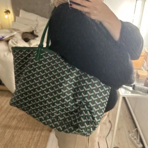 Goyard  - Finaste goyard liknande väskan som jag letar efter jätte länge men som tyvärr inte kommer till användning! Så fin och i nytt skick😍får plats med dator + böcker! 