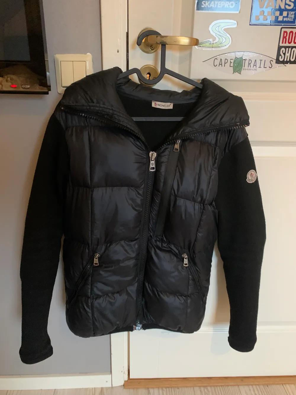 Moncler cardigan i storlek 3(ungefär en medium) Inga hål eller fläckar, tyget är lite nopprigt, och bilden där inne är lite blekt, annars fina skick. Cond 6/10 ungefär Kan fraktas!. Jackor.