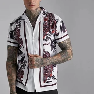 Skjorta & shorts set - Helt oanvänt mönstrat set från Boohoo man. OBS: Ej exakt samma som första bilden, ville visa hur det sitter på men kunde ej hitta varan på hemsidan. Kanske en bra julklapp?