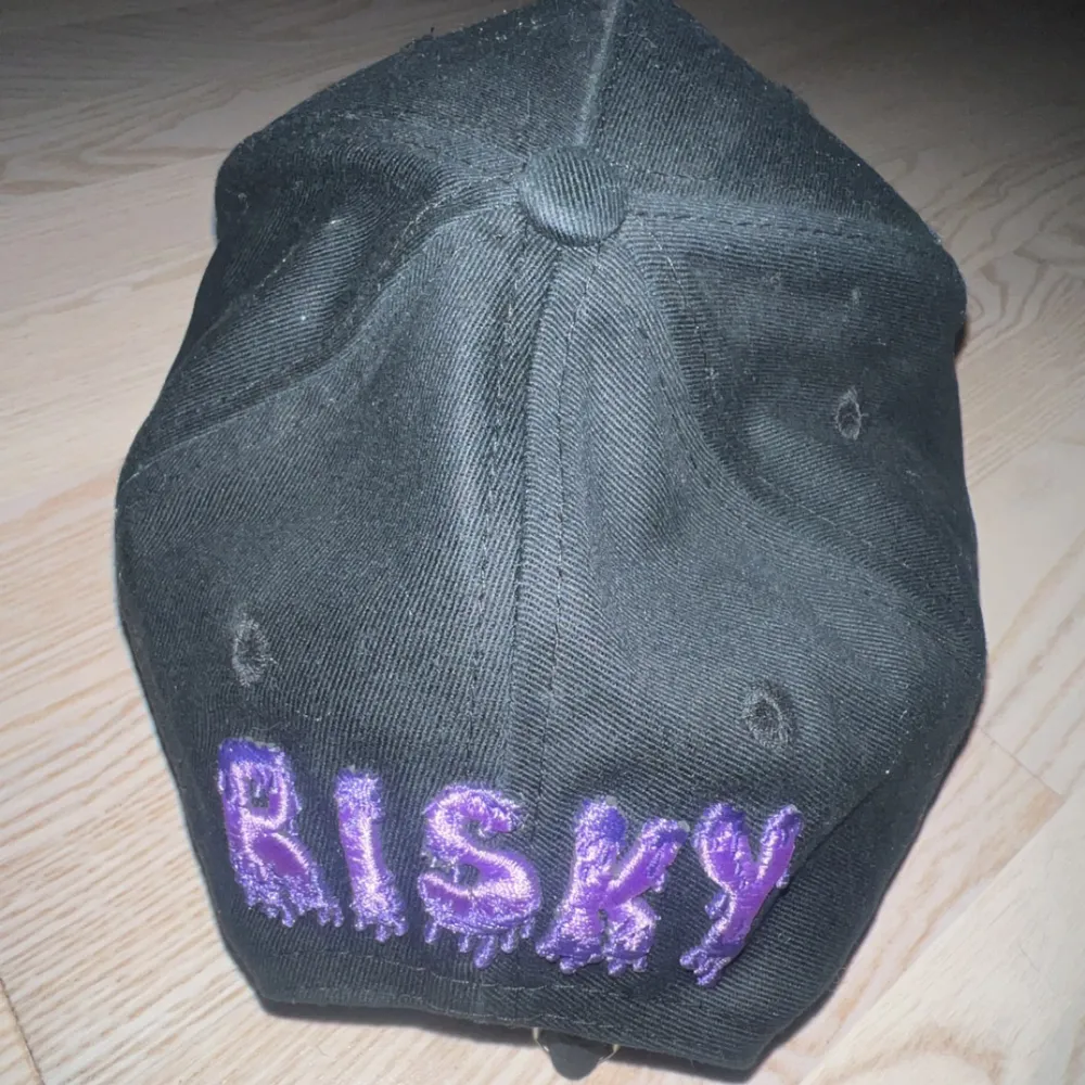 Risky Keps Nyskick Nypris 470kr + frakt Säljs för - 300kr. Accessoarer.