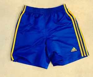Vintage Adidas shorts - Blå vintage Adidas shorts i polyester tyg, storlek 164 eller XS vuxen. Bra skick, bra resår! Verkar inte mycket använda! 