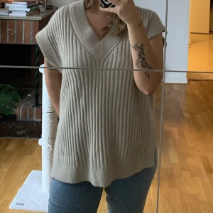 Stickad väst  - Beige väst köpt på H&M. Endast testad. Oversized! 