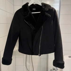 Jacka - Säljer min fina jacka som jag inte använder längre. Den är i storlek 34 men passar även som 36.  Nypris 999kr  Mitt pris 450kr Köparen står för frakten 