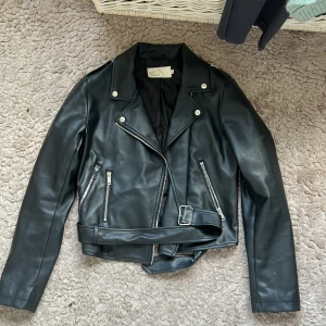 Skinnjacka  - Använd fåtal gånger, men är i bra skick. 