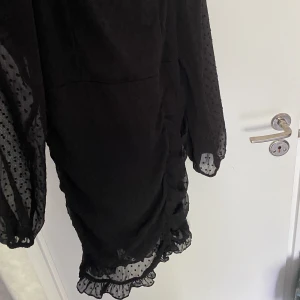 Fest klänning  - Säljer denna fina klänning i storlek M, helt ny och oanvänd, sitter jättebra. Nypris: 449kr🩷