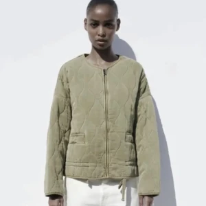 Grön zara jacka - säljer denna fina zara jacka då den inte kommer till användning!! i superbra skick 💕💕