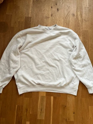 Weekday sweather - Säljer den här tjocktröjan, inga skador (hål, fläckar osv) använder den inte längre. Kontakta för mer info/bilder