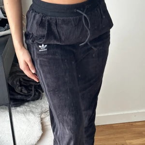 Adidas mjukisbyxor i samet - Samet i svart