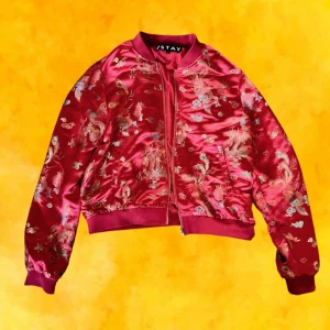 Cool röd jacka - Jacka köpt från Carlings, väldigt cool och urban med kinesiska drakar på.  Har endel slitningar vilket syns på sista bilden, men syns inte på håll, och det går att klippa bort om det blir fler.